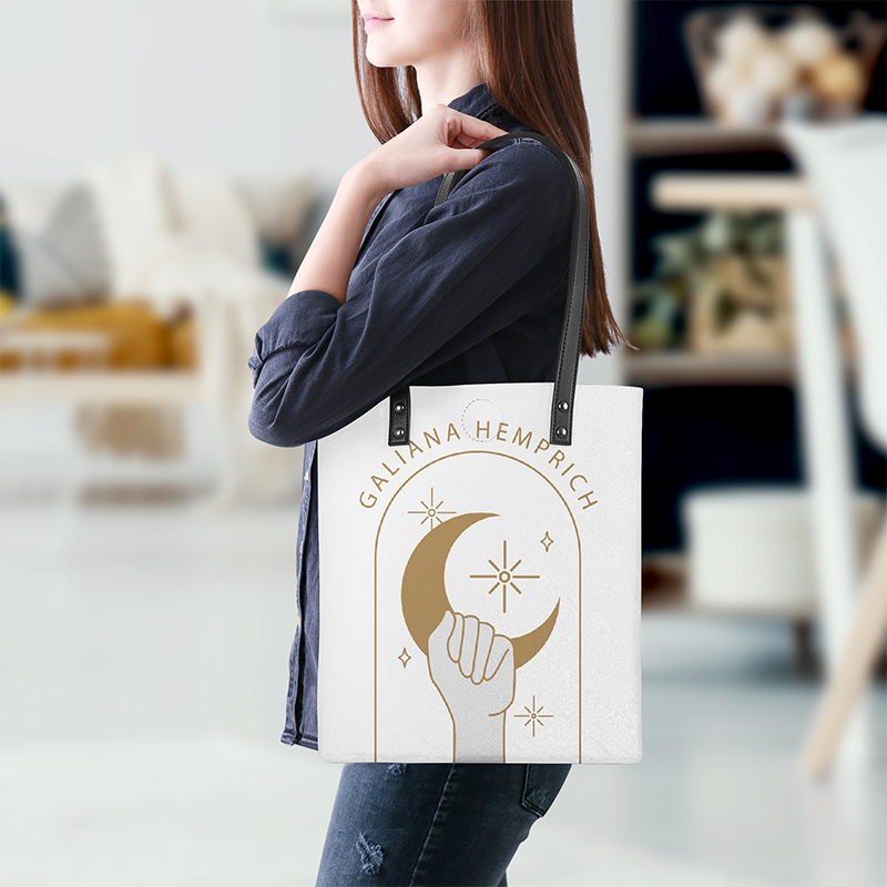 PU leather tote bag A female model is carrying a PU leather tote bag